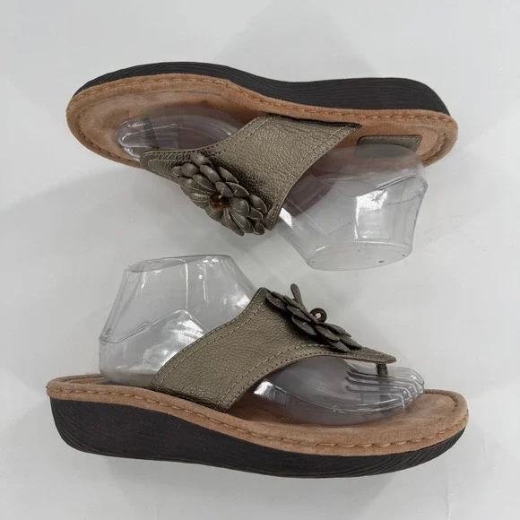 Clarks Artisan Women's Bronze Leather Flower Thong Sandals Size 10 M - Picture 4 of 8
